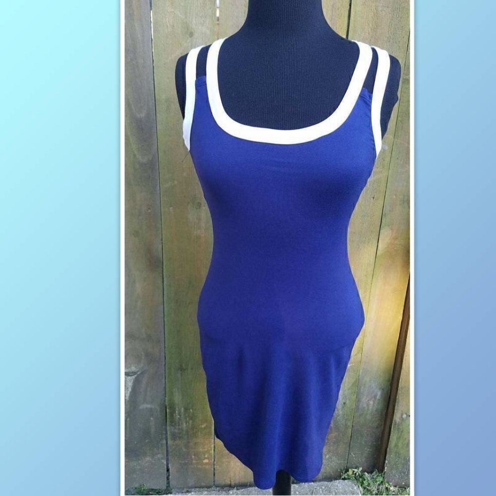 💕Absolutely love it!! Body glove dress. Size M. Navy with white trim! Picture 